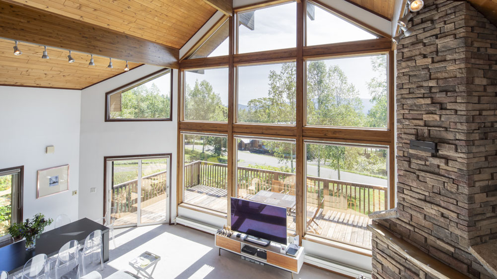 Casa La Mount - High ceiling living area
